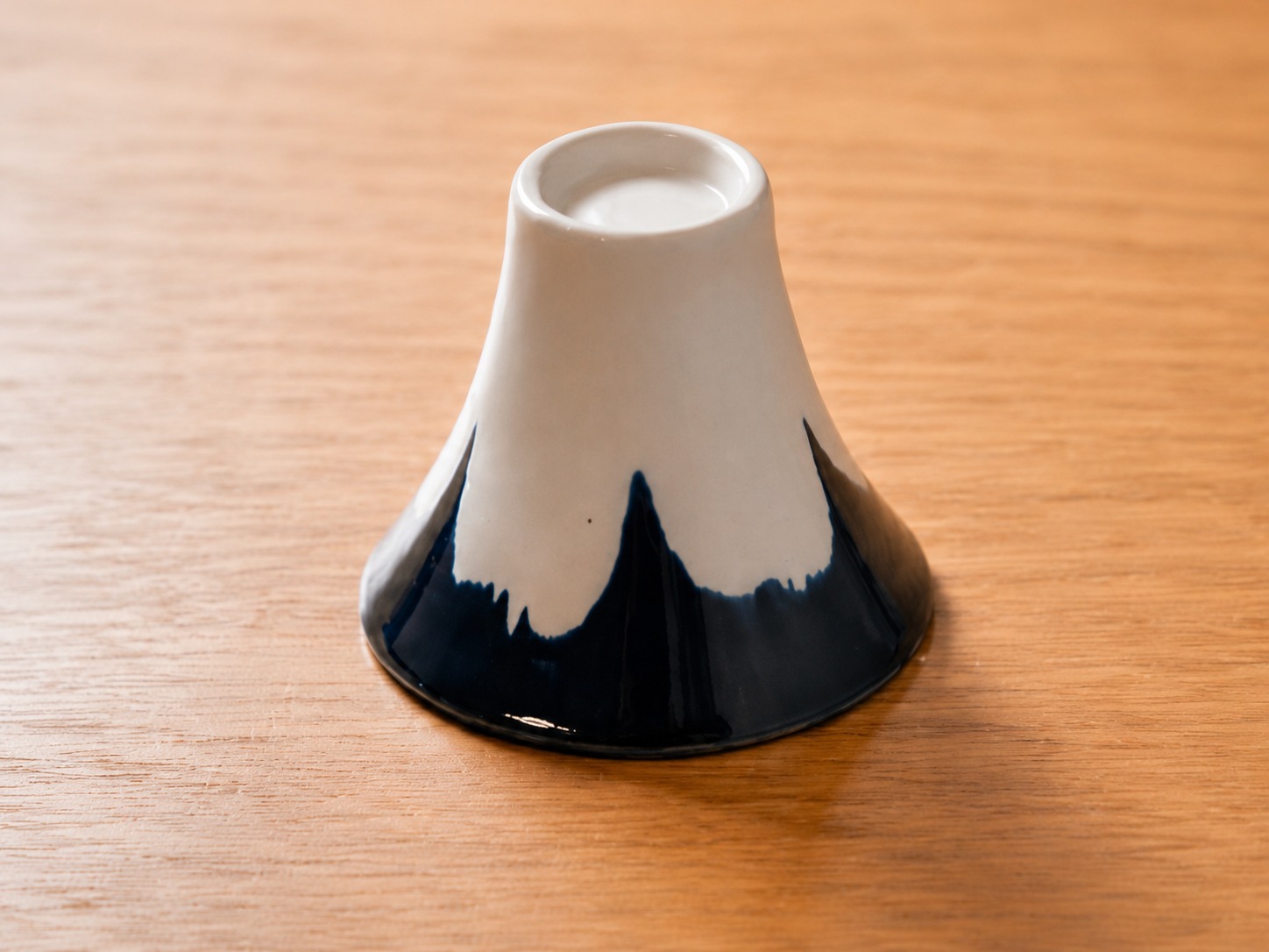 Upside-down FUGITOTO cup forming a mountain shape