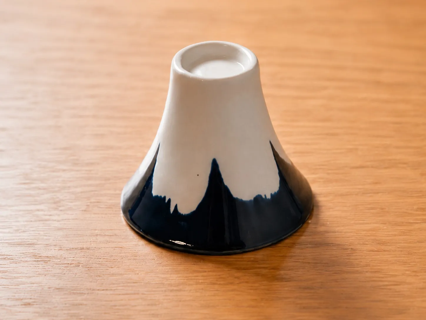 Upside-down FUGITOTO cup forming a mountain shape